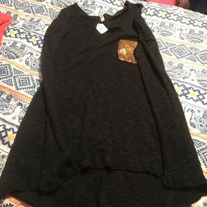 Black shirt with a gold shimmer pocket